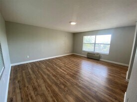701 W Sycamore St, Unit 206 in Denton, TX - Building Photo