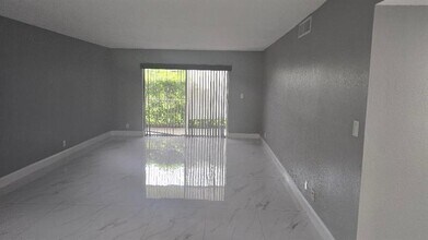 3000 Riverside Dr in Coral Springs, FL - Building Photo - Building Photo