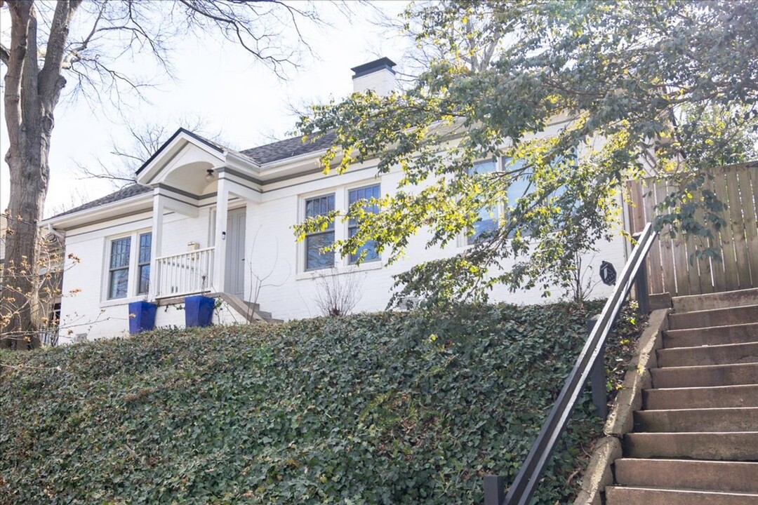 1129 Alta Ave NE in Atlanta, GA - Foto de edificio