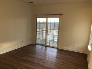 8221 Lenox Creekside Dr in Nashville, TN - Foto de edificio - Building Photo