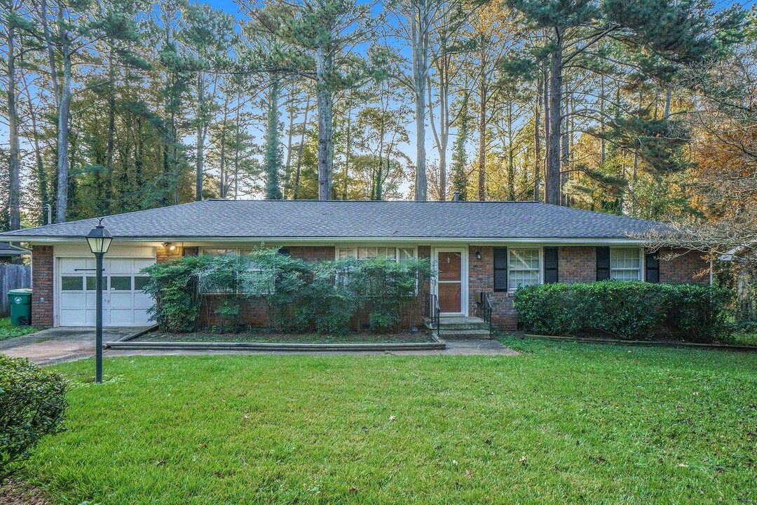 6095 Mincey Rd in Stone Mountain, GA - Building Photo