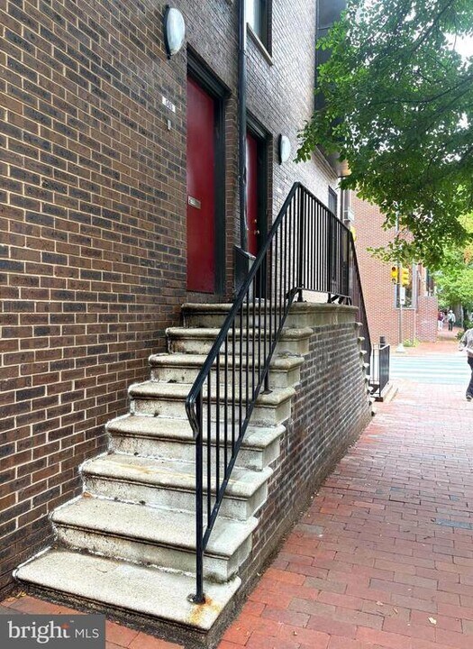 503 Spruce St in Philadelphia, PA - Building Photo