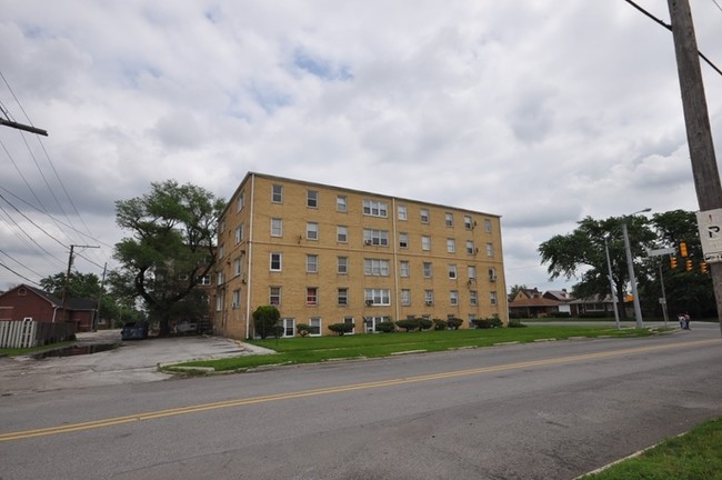 Sundance Manor in Gary, IN - Foto de edificio - Building Photo