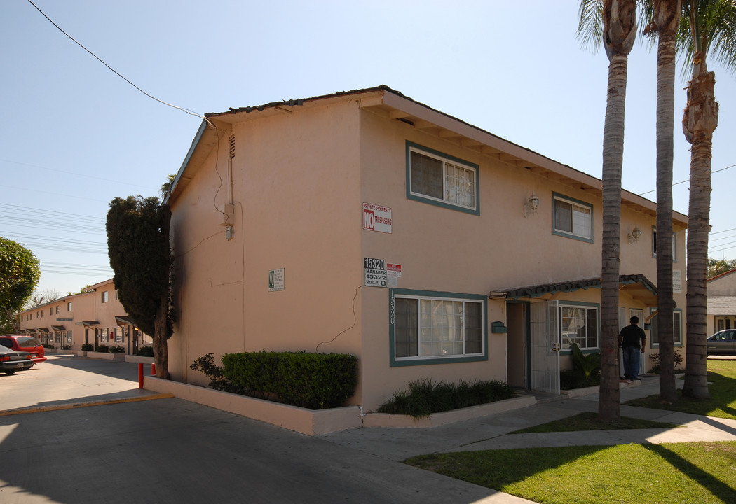 15320 Gundry Ave in Paramount, CA - Foto de edificio