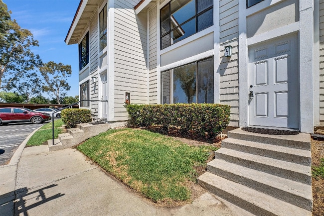 25885 Trabuco Rd in Lake Forest, CA - Foto de edificio - Building Photo