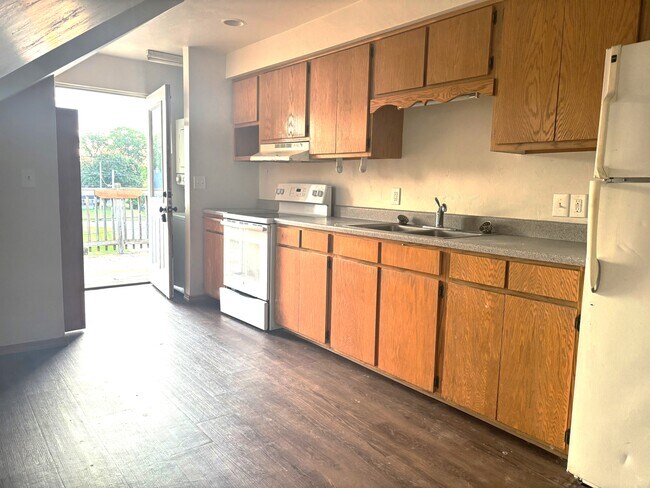 120 S Garden Ave, Unit 5 in Gillett, WI - Foto de edificio - Building Photo