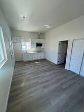 7948 Aura Ave in Reseda, CA - Building Photo - Building Photo