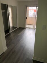 1200 Mansfield N Ave, Unit 307 in Los Angeles, CA - Foto de edificio - Building Photo