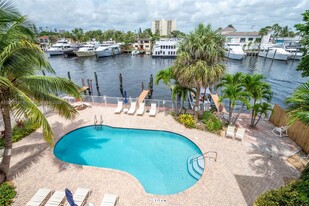 815 Middle River Dr, Unit #302 in Fort Lauderdale, FL - Foto de edificio - Building Photo