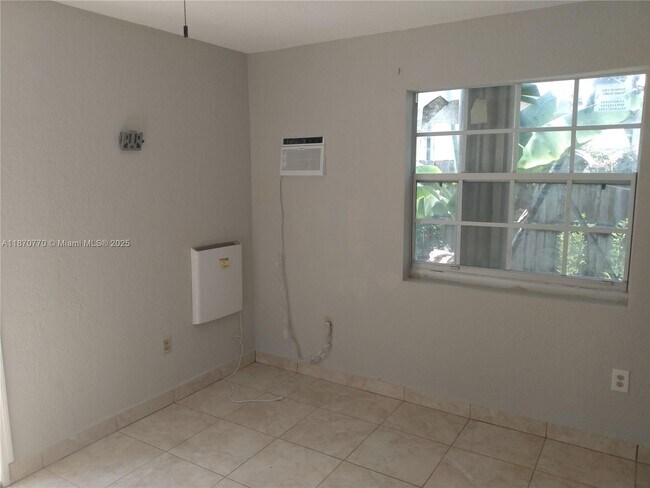 980 NW 109th St in Miami, FL - Building Photo - Building Photo
