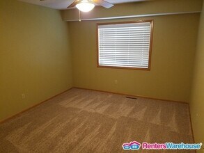546 Lovell Ave W in Roseville, MN - Building Photo - Building Photo