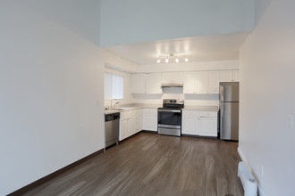 Menlo Parc Apartments in Beaverton, OR - Building Photo - Interior Photo