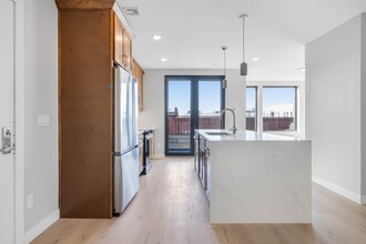 400 W Broadway in Boston, MA - Foto de edificio - Building Photo
