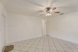 6955 SW 65th Ave in South Miami, FL - Foto de edificio - Building Photo