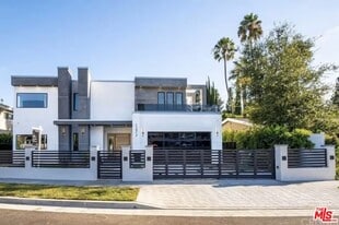 13812 Cumpston St in Los Angeles, CA - Building Photo