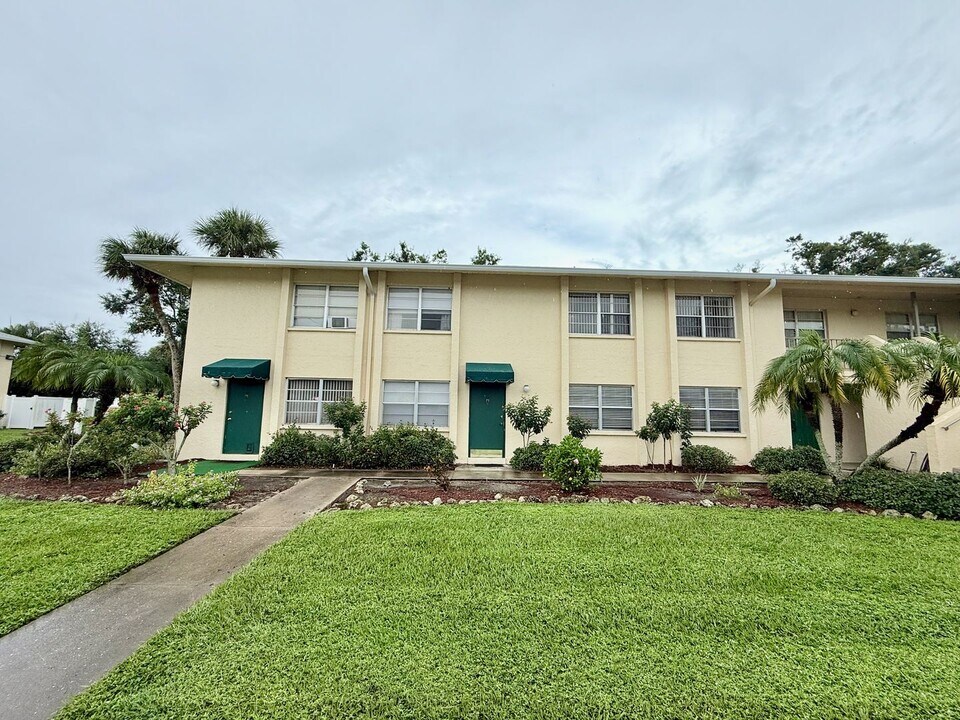 4805 Rilma Ave in Sarasota, FL - Building Photo