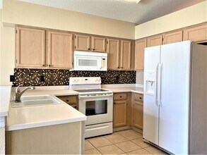 1453 Mohrlake Dr in Brandon, FL - Building Photo - Building Photo