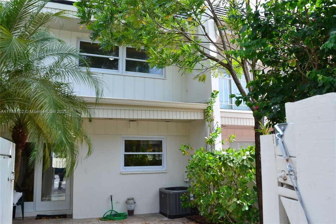 8217 SW 82nd Ct in Miami, FL - Foto de edificio