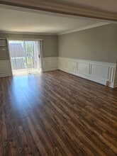 520 Hill Dr, Unit 304 in Hoffman Estates, IL - Building Photo - Building Photo