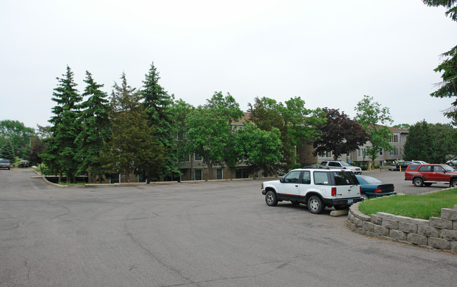 Country Inn Apartments in Bloomington, MN - Building Photo - Building Photo