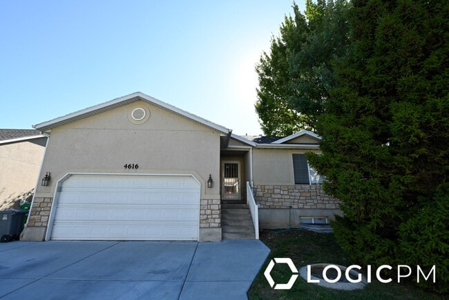 4616 S Zenia Mdws Ct in Millcreek, UT - Building Photo - Building Photo