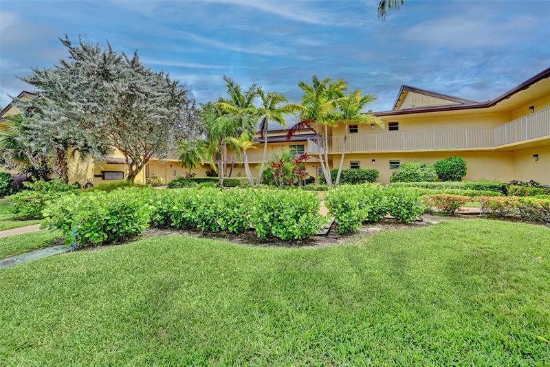8760 Azalea Ct in Tamarac, FL - Building Photo