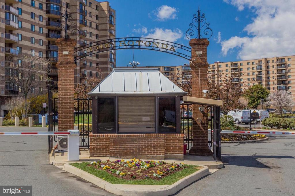 8360 Greensboro Dr in McLean, VA - Building Photo