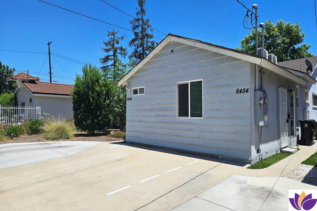 8454 Zelzah Ave in Northridge, CA - Building Photo