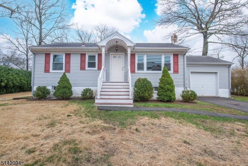 10 Ridgewood Pkwy in Denville, NJ - Building Photo