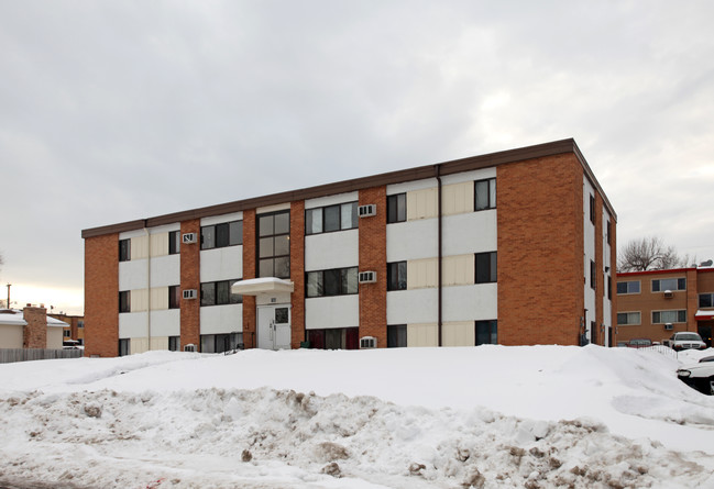 180 Charles St NE in Fridley, MN - Foto de edificio - Building Photo