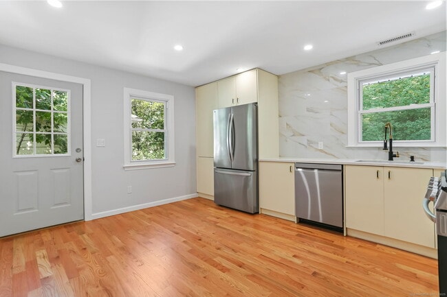 16 Treat Ave in Stamford, CT - Building Photo - Building Photo