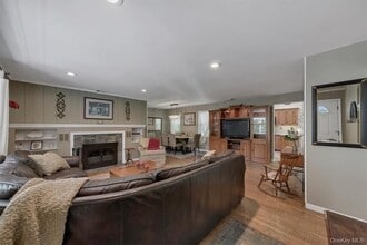 13 Split Rock Rd in Mahopac, NY - Foto de edificio - Building Photo