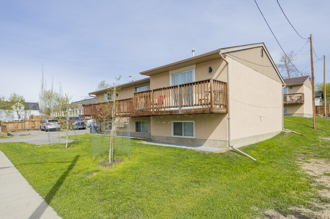 130 Mcrae St in Okotoks, AB - Building Photo - Primary Photo