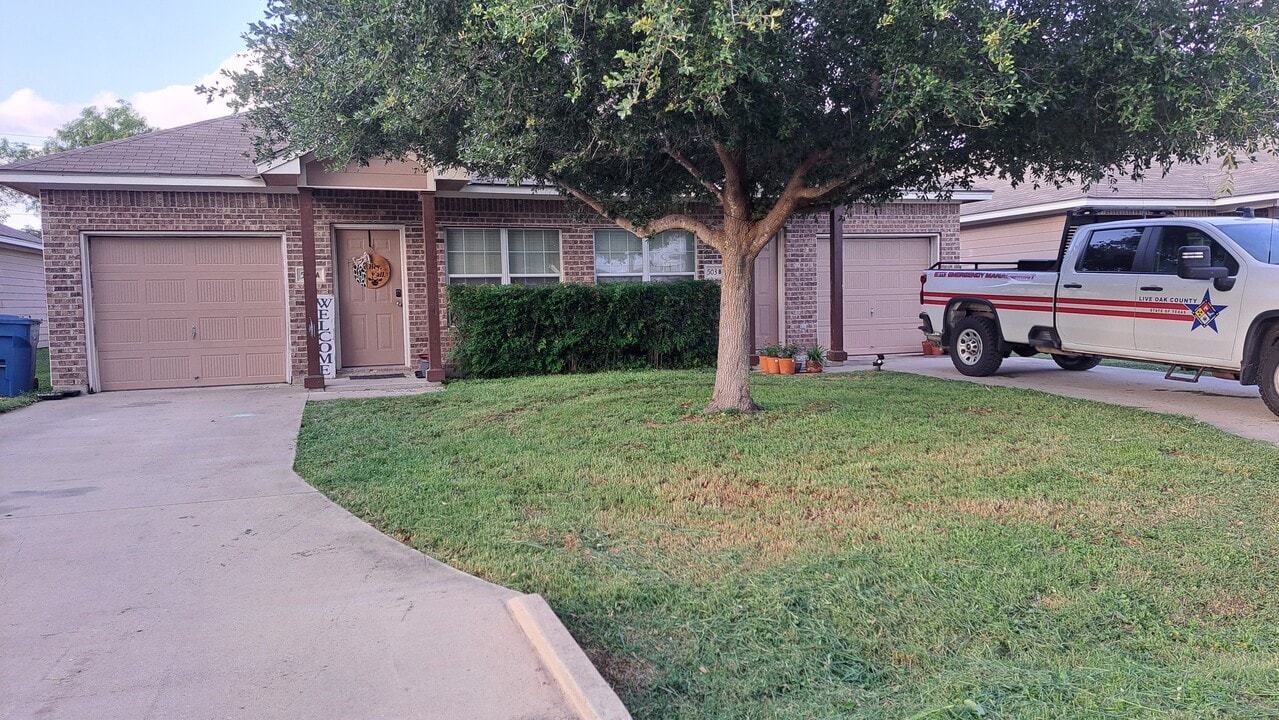 503 E Tullos St in Three Rivers, TX - Building Photo
