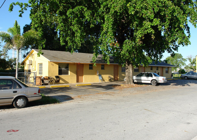 744 NW 2nd Ave in Fort Lauderdale, FL - Foto de edificio - Building Photo