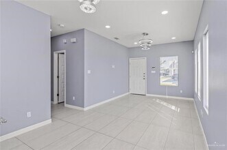 1200 W Harrison Ave, Unit 2 in Alton, TX - Foto de edificio - Building Photo