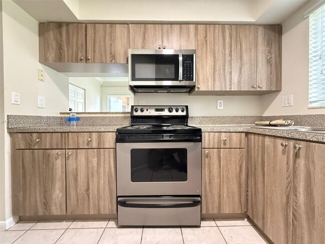 2061 NW 96th Ter in Pembroke Pines, FL - Building Photo - Building Photo