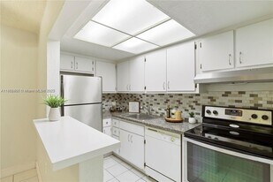6530 Lake Patricia Dr in Miami Lakes, FL - Building Photo