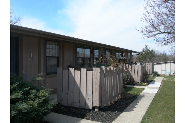 Deer Brook Square in Hillsboro, OH - Building Photo