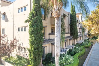 10618 Woodbridge St in Studio City, CA - Building Photo - Building Photo