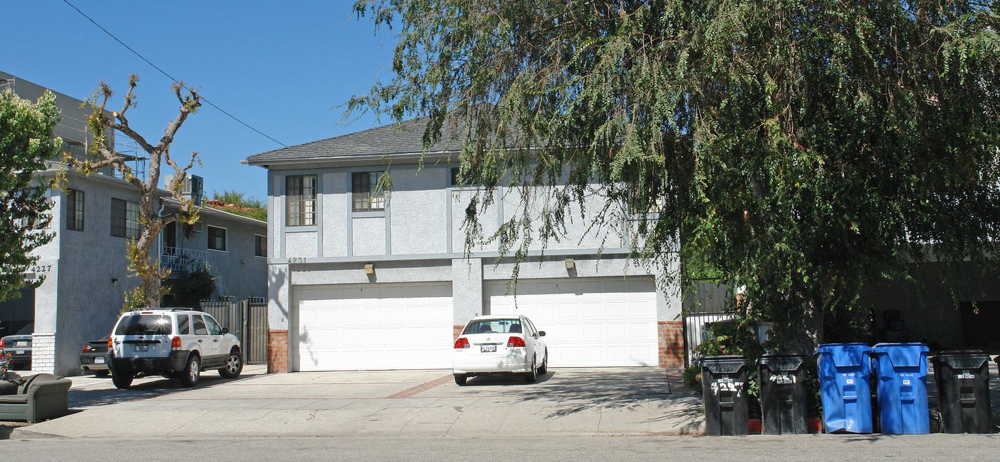 4231 Dixie Canyon Ave in Sherman Oaks, CA - Building Photo