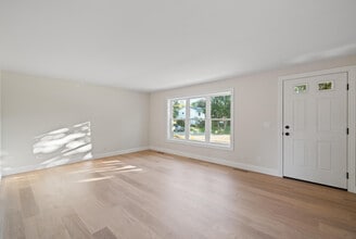 1018 Bonnie Brae Ln in Lake Geneva, WI - Building Photo - Building Photo