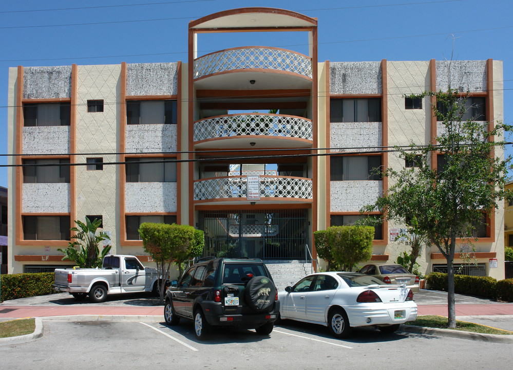 La France Apartments in Miami Beach, FL - Building Photo