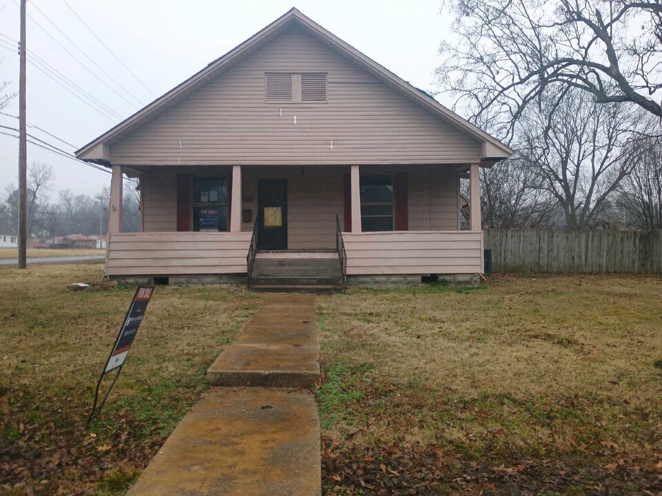 318 W 6th St in Rector, AR - Building Photo