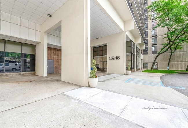 152-18 Union Tpke in Queens, NY - Building Photo - Building Photo