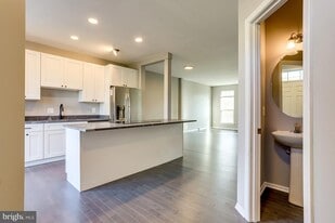 20366 Hartwell St in Ashburn, VA - Building Photo
