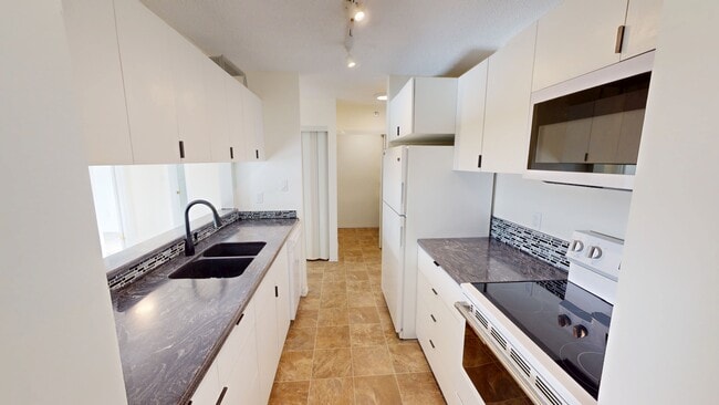 10405-10499 99 Ave in Grande Prairie, AB - Building Photo - Building Photo