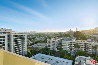 1155 N La Cienega Blvd in West Hollywood, CA - Foto de edificio - Building Photo