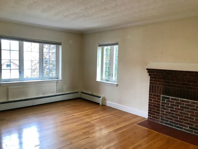 9 Mount Ida St, Unit 2 in Newton, MA - Foto de edificio - Building Photo