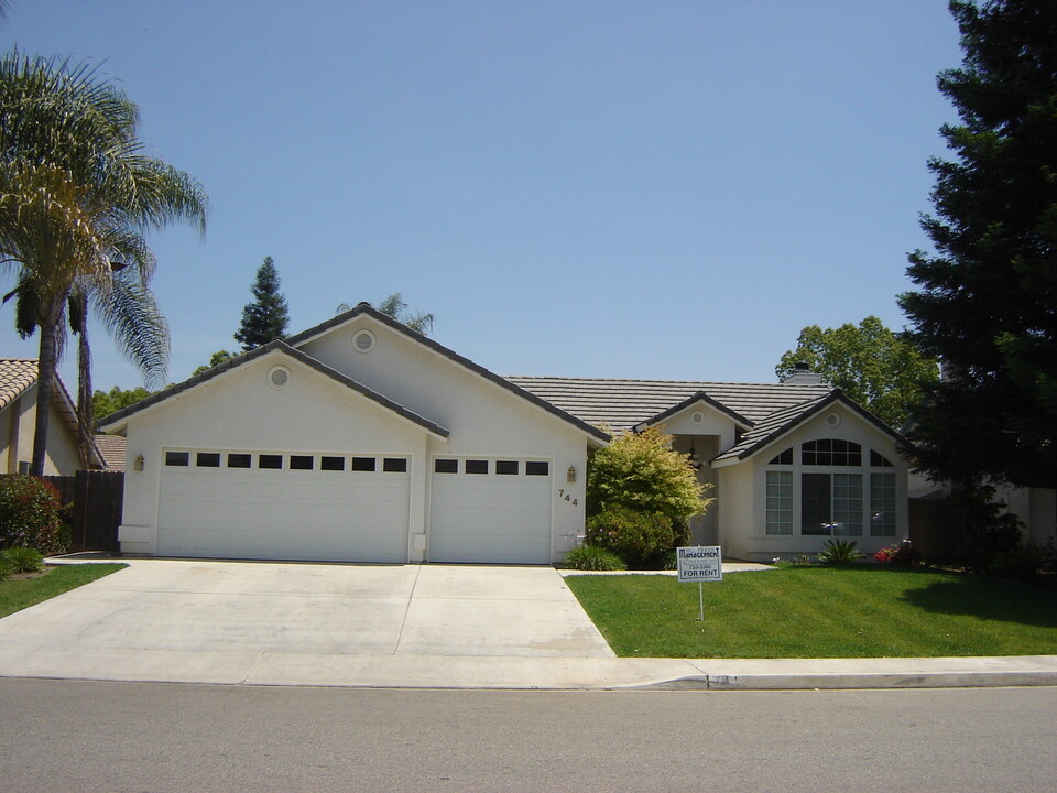 744 N Simon St in Visalia, CA - Building Photo